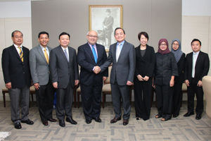 ต้อนรับ Dato Mohamed Sharil Tarmizi ประธานของ Malaysian Communications and Multimedia Commission – (MCMC) มาเลเซียและคณะ ในโอกาสเข้าเยี่ยมคารวะ