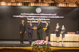 สำนักงาน กสทช. ได้รับโล่ประกาศเกียรติคุณหน่วยงานต้นแบบในการจัดตั้งศูนย์ข้อมูลข่าวสารของหน่วยงานของรัฐ ประจำปี 2557 ระดับ ดีมาก โดย นายกรัฐมนตรี (พลเอก ประยุทธ์ จันทร์โอชา) เป็นประธาน