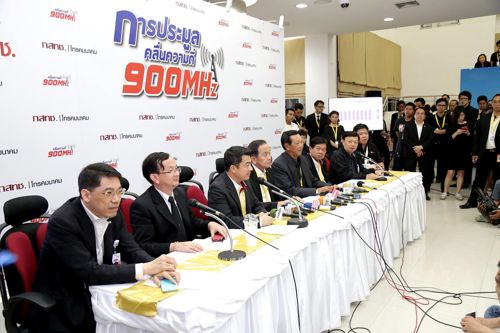 ราคาการประมูลคลื่นความถี่ย่าน 900 MHz ทะลุแสนล้านบาทแล้ว กสทช. ย้ำราคาค่าบริการต้องต่ำกว่าอัตราค่าบริการ 3G เดิม