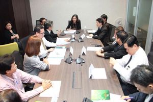 กสทช. หารือผู้ประกอบการกล่องรับสัญญาณดิจิตอลทีวี กรณีการเก็บสำเนาบัตรประชาชน สำเนาทะเบียนบ้าน เพื่อจองกล่องรับสัญญาณดิจิตอลทีวี พบ 2 รายทำการตลาดส่งตรงถึงลูกค้าจริง เตือนผู้ประกอบการหยุด