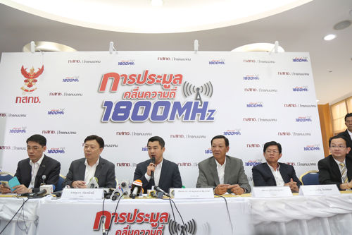 กทค. มีมติให้พักการประมูลคลื่นความถี่ย่าน 1800 MHz เป็นเวลา 3 ชั่วโมงตามที่ผู้เข้าร่วมการประมูลร้องขอ เพื่อให้ผู้เข้าร่วมประมูลได้พักหลังจากเคาะราคาเกิน 24 ชั่วโมง