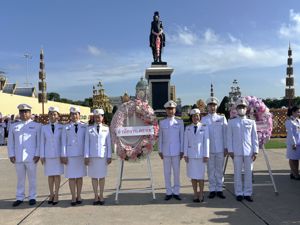 พิธีวางพวงมาลาและถวายบังคมหน้าพระบรมราชานุสาวรีย์ พระบาทสมเด็จพระจุลจอมเกล้าเจ้าอยู่หัว ณ พระลานพระราชวังดุสิต